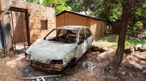 Byar bränds i Centralafrikanska republiken. Bilden är från den muslimska enklaven Pk12 utanför huvudstaden Bangui. FOTO: Ton Koene