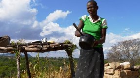 Lorraine Zemba bor på landsbygden i Zimbabwe. Hon har behandlats mot läkemedelsresistent tuberkulos i hemmet av Läkare Utan Gränser. Hon är nu friskförklarad. FOTO: Solenn Honorine