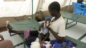 Margaret Poni, håller sin ett-årige son, Kenyi Given i famnen. Han behandlas på Läkare Utan Gränsers koleracenter i Sydsudans huvudstad Juba. FOTO: Suzan Kiiko