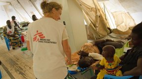 Patienter på Läkare Utan Gränsers koleracenter i Gudele, Sydsudan. FOTO: Nick Owen.