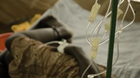 Allvarligt sjuka kolerapatienter får vätskeersättning genom dropp. FOTO: Nick Owen