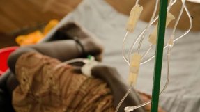 Kolera behandlas med vätskeersättning, oralt för de flesta patienter eller intravenöst för de allvarligt sjuka.