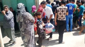 Hjälpartiklar delas ut till flyktingar i Bashiqa i Irak. FOTO: MSF