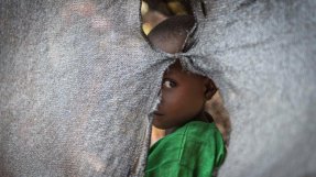 Ungefär hälften av de muslimska internflyktingarna i den katolska kyrkan i Carnot, Centralafrikanska republiken, är barn. FOTO: Yann Libessart