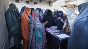Kvinnorna samlas för att få ett turnummer till mödravårdscentralen i Chaman i Pakistan. FOTO: Sa&#039;adia Khan