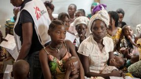 Patienter och Läkare Utan Gränsers personal i M'poko-lägret i Centralafrikanska republiken. FOTO: Yann Libessart