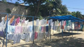 <p>Tvätt på tork i solen .</p>
Fältarbetare Haiti