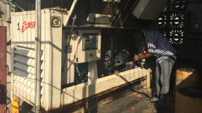 <p>Aslin arbetar som logistiker och lagar stort och smått och bygger nytt när det behövs.</p>
Asilin lagar något viktigt på Haiti.