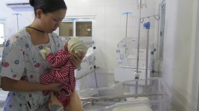 Min sjusköterskekollega Hiroko tröstar en av bebisarna på sjukhuset på Haiti.