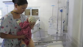 <p>Min sjusköterskekollega Hiroko tröstar en av bebisarna.</p>
Min sjusköterskekollega Hiroko tröstar en av bebisarna på sjukhuset på Haiti.
