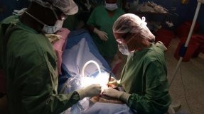Kirurgen Heidi Wikström opererar en patient i Agok
