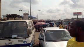<p>Färden genom Port Harcourt gick till tonerna av Westlife. </p>
Trafik i Port Harcourt, till tonerna av Westlife.