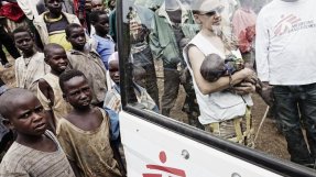Sjuksköterskan Emmanuelle Wahl håller ett undernärt barn i famnen i norra Kivu, Kongo-Kinshasa. Många i flyktinglägret lider av fysiska och psykiska men orsakade av våld.