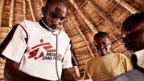 En av våra läkare i Kongo-Kinshasa hjälper en patient som tagit sig till en av våra mobila kliniker.