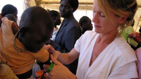 Sjuksköterskan Sita Cacioppe undersöker ett barn i Abyei.