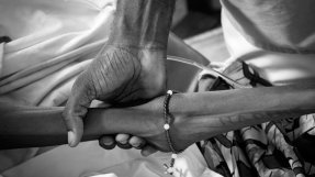 En av våra allvarligt aidssjuka patienter blir undersökt på vårt sjukhus i staden Kabinda.
