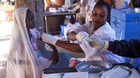En flicka vaccineras mot hjärnhinneinflammation av en av våra medarbetare i Tchad.
