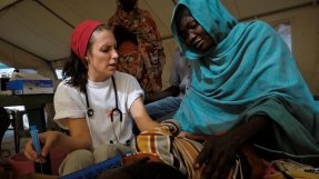 En ung patient undersöks på en av våra kliniker i Sydsudan.