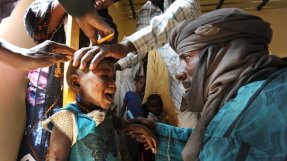 Vår personal undersöker ett undernärt barn på en mottagning i Niger, del av det så kallade Sahel-området i Västafrika.