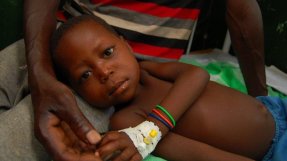 Tack vare en blodtransfusion från sin pappa kunde denna unga patient i södra Kongo överleva sin svåra malaria.