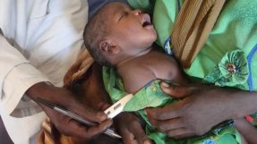 En ung patient i norra Darfur. Befolkningen drabbas hårt när våra leveranser av mediciner stoppas.