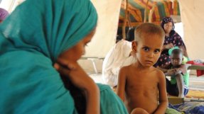 Pojken och hans mamma flydde från sin hemby i närheten av Timbuktu i Mali och lever nu i Mbera-lägret.