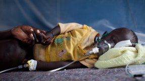 Lastman Muthko, som var svårt sjuk i malaria, är ett av många barn som fått vård i Doro flyktingläger, Sydsudan.