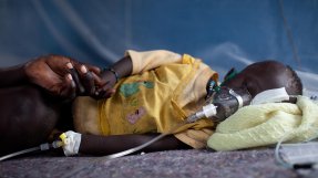 <p>Lastman Muthko, som var svårt sjuk i malaria, är ett av många barn som fått vård i Doro flyktingläger, Sydsudan.</p>
Lastman Muthko, som var svårt sjuk i malaria, är ett av många barn som fått vård i Doro flyktingläger, Sydsudan.