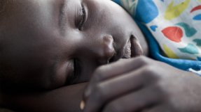Banuna är på Läkare Utan Gränsers sjukhus i Doro i Sydsudan och har precis vaknat upp ur en koma på grund av malaria.