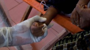 <p>En sjuksköterska försöker sätta en infart på ett barn i Sierra Leone. </p>
En sjuksköterska försöker sätta en infart på ett barn i Sierra Leone.