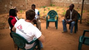 I Mocambique har vi infört en behandlingsmetod med patientgrupper där medlemmarna hjälper varandra med behandlingen.
