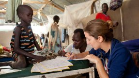 En tolvårig pojke får hjälp på Lankien-sjukhuset i Jonglei,Sydsudan. En tolvårig pojke får hjälp på Lankien-sjukhuset i Jonglei,Sydsudan.