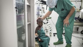 Läkaren Jacky Bonnan hjälper en av de många människor som drabbats av våldet i Goma i samband med strider mellan M23 och FARDC.