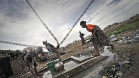Internflyktingar tillhörande den diskriminerade och förföljda folkgruppen Rohingya hämtar vatten ur en pump i ett läger utanför Sittwe i Myanmar. 