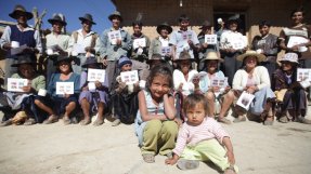Invånarna i byn Chujillas med sina certifikat som visar att de har behandlats för Chagas sjukdom.