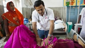 Undersökning vid Sadarsjukhuset i Bihar, Indien. FOTO: Angel Navarrete