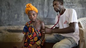 Ngaikouma, en av våra patienter i byn Bolom, undersöks för malaria av vår sjuksköterska Eric.