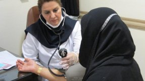 En patient undersöks på vår klinik i Darvazeh Ghar