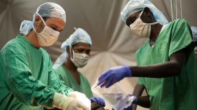 Ett operationsteam med sjuksköterskor och läkare under en operation på ett sjukhus i Sydsudan.