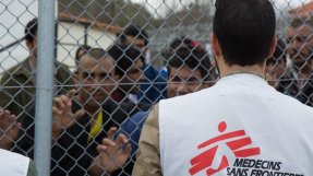 Migranter pratar med personal från Läkare Utan Gränser i Grekland. FOTO: MSF