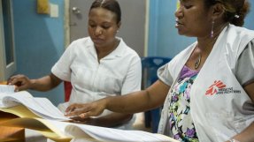Martha Pogo, klinisk handledare på 9 Mile-kliniken i Port Moresby, undervisar en sjuksköterska i vård för överlevande av sexuellt våld och våld inom familjen. 