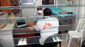 En tuberkulospatient i Buenaventura får rådgivning av vår personal