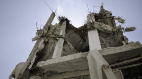 Flygangrepp och tung beskjutning orsakar omfattande förstörelse i Syrien. Civilbefolkningen drabbas hårt av våldet. 