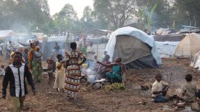 Människor som flytt från Kongo-Kinshasa till flyktinglägret Bubukwanga, Uganda.