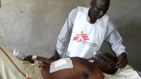 En av våra sjuksköterskor tar hand om en patient på sjukhuset i staden Tissi som sårats i våldsamheter.