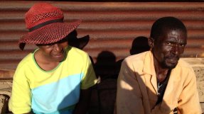 Linda, till höger, tillsammans med hälsoarbetaren Nonhlanhla Zikalala som stöttat honom under den tuffa tbc-behandlingen.