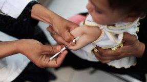 En liten flicka vaccineras mot difteri, stelkramp och polio på ett sjukhus i Kabul, Afghanistan.