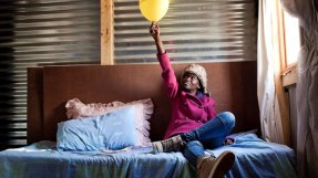 Phumeza Tisile i Sydafrika blev frisk från extremt resistent tuberkulos i augusti 2013, men medicinerna gjorde henne permanent döv. Hon är en av dem som står bakom uppropet om bättre mediciner. FOTO: Sydelle Willow Smith