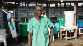 Zayzay Mulbah överlevde ebola och arbetar nu med att hjälpa andra som kämpar mot sjukdomen. FOTO: Malin Lager