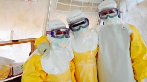 Gynekologen Colette, sjuksköterskan Mattu och läkaren Silje i Bo, Sierra Leone.